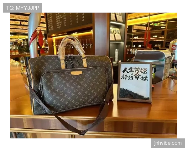 韩旭下飞机拎着个大牌包，我这银行卡瞬间失去存在感